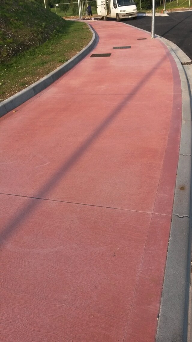 pista ciclabile rossa pista ciclabile rossa