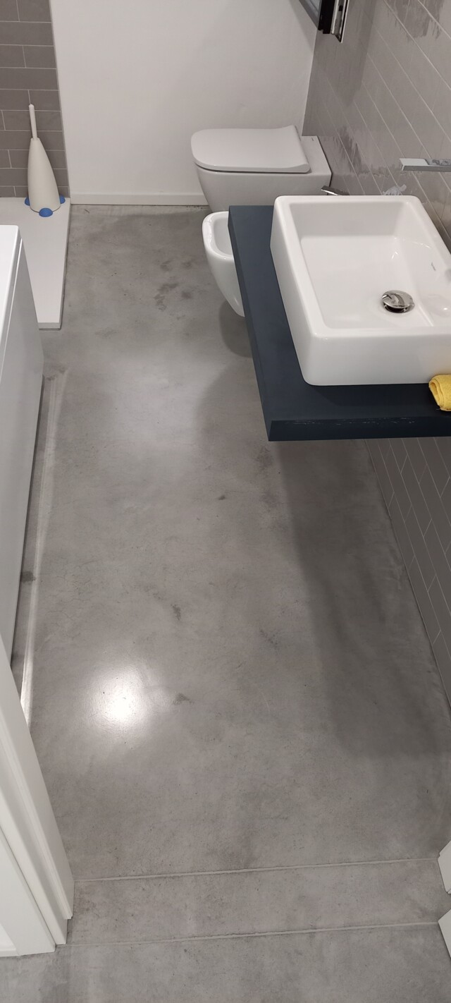 Pavimento nuvolato in bagno