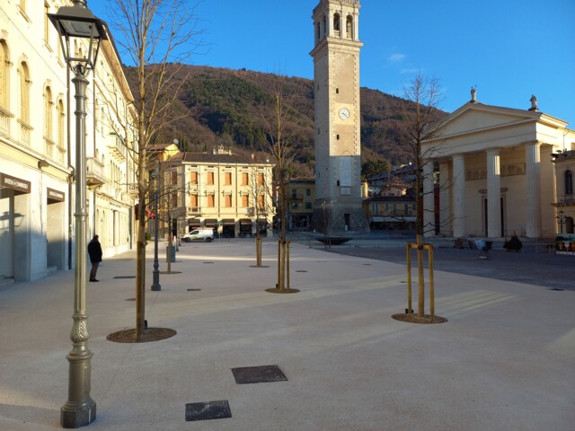 Piazza con sarone e cemeneto bianco