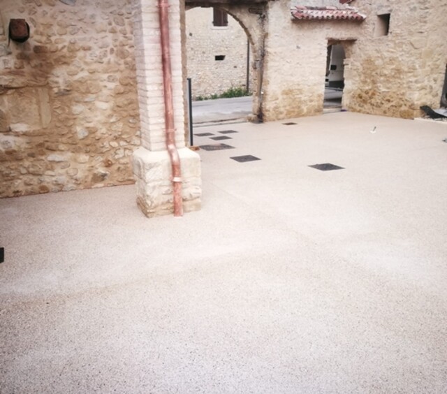 Architettonico su cortile Architettonico su cortile