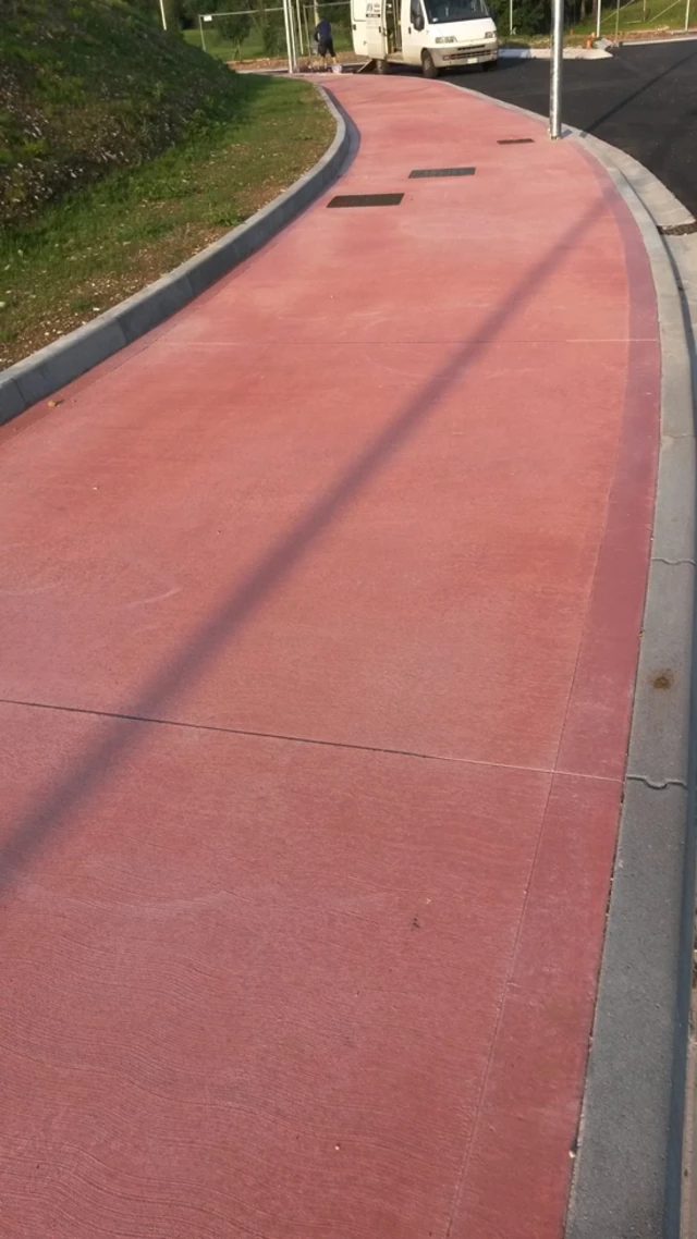 pista ciclabile rossa pista ciclabile rossa