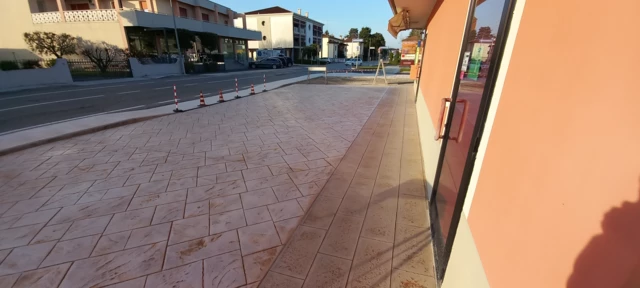 stampata piazzale attività commerciale stampata piazzale attività commerciale