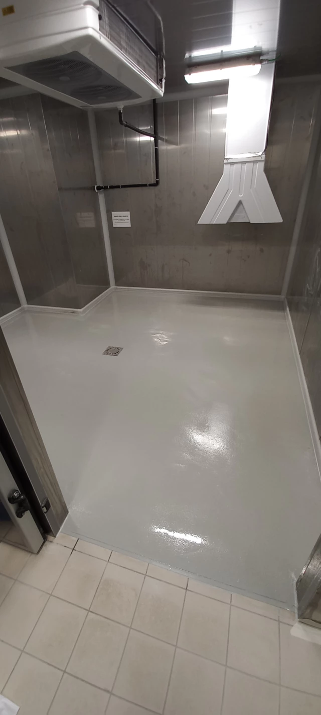 Resina su cella frigo Resina su cella frigo