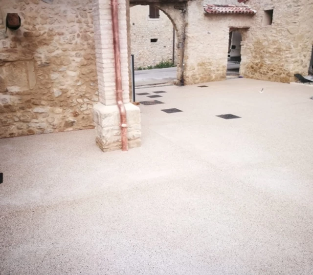 Architettonico su cortile Architettonico su cortile